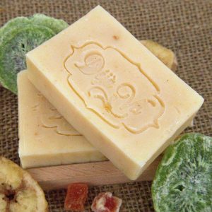 Set artizanal: Săpun natural cu grapefruit, papaya și kiwi + savonieră din bambus